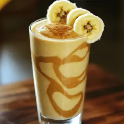 Die Zutaten sind einfach und gesund. Hier ist, was du brauchst: - 1 reife Banane, in Scheiben geschnitten - 2 Esslöffel natürliche Erdnussbutter - 1 Tasse Mandelmilch (oder Milch nach Wahl) - 1 Esslöffel Honig oder Ahornsirup (optional für zusätzliche Süße) - 1/2 Tasse griechischer Joghurt (natur oder vanille) - 1/2 Teelöffel Vanilleextrakt - 1/4 Teelöffel Zimt - Eine Handvoll Eiswürfel Jede Zutat bringt etwas Gutes mit. Lass uns die Vorteile anschauen: - Banane: Sie gibt dir Energie und viele Vitamine. Das Kalium hilft deinem Herz. - Erdnussbutter: Sie ist reich an Proteinen und gesunden Fetten. Sie macht lange satt. - Mandelmilch: Sie ist leicht und hat wenig Kalorien. Gut für die Knochen. - Griechischer Joghurt: Er ist voll mit Probiotika. Er unterstützt die Verdauung. - Honig oder Ahornsirup: Diese Süßstoffe sind natürlicher. Sie geben einen gesunden Energieschub. - Zimt: Er hat viele Antioxidantien. Zimt unterstützt den Blutzuckerspiegel. - Eiswürfel: Sie machen den Smoothie kühl und erfrischend. Wenn du etwas anderes ausprobieren willst, gibt es tolle Optionen: - Erdnussbutter ersetzen: Nutze Mandelbutter oder Cashewbutter für neuen Geschmack. - Milchvarianten: Sojamilch oder Kokosmilch geben dem Smoothie eine andere Note. - Joghurt-Alternativen: Nutze pflanzlichen Joghurt für eine vegane Version. - Weitere Früchte: Füge Beeren oder Spinat hinzu für mehr Nährstoffe und Farbe. Mit diesen Zutaten kannst du einen leckeren, nahrhaften Smoothie zubereiten. Du findest das vollständige Rezept im Artikel. Es ist einfach und macht Spaß! Um den perfekten Erdnussbutter-Bananen-Smoothie zu machen, folge diesen einfachen Schritten: 1. Nimm eine reife Banane und schneide sie in Scheiben. Reife Bananen bringen den besten Geschmack. 2. Gib die Bananenscheiben in den Mixer. Füge dann zwei Esslöffel natürliche Erdnussbutter hinzu. 3. Gieße eine Tasse Mandelmilch in den Mixer. Du kannst auch andere Milchsorten verwenden, die du magst. 4. Wenn du es süßer magst, füge einen Esslöffel Honig oder Ahornsirup hinzu. Das ist optional. 5. Füge 1/2 Tasse griechischen Joghurt und 1/2 Teelöffel Vanilleextrakt hinzu. Das macht den Smoothie cremiger und leckerer. 6. Bestreue die Mischung mit 1/4 Teelöffel Zimt. Das gibt extra Geschmack. 7. Mixe die Zutaten auf hoher Stufe, bis alles glatt und cremig ist. 8. Wenn der Smoothie zu dick ist, füge etwas Mandelmilch hinzu. Mixe weiter, bis die gewünschte Konsistenz erreicht ist. 9. Jetzt kommen die Eiswürfel dazu. Mixe erneut, bis das Eis gut zerkleinert ist. 10. Probiere den Smoothie und passe die Süße an, wenn nötig. 11. Gieße den Smoothie in ein Glas und genieße ihn sofort! - Achte darauf, dass du die härteren Zutaten zuerst hinzufügst. Das hilft dem Mixer, alles gleichmäßig zu vermischen. - Verwende einen Hochleistungsmixer. Er macht den Smoothie besonders cremig. - Mixe den Smoothie nicht zu lange. Das kann ihn dünner machen, als du möchtest. Wenn dein Smoothie zu dick ist, füge einfach mehr Flüssigkeit hinzu. Hier sind einige Optionen: - Mehr Mandelmilch für eine mildere Konsistenz. - Joghurt für zusätzliche Cremigkeit. - Wasser, um die Kalorien niedrig zu halten. Wenn der Smoothie zu dünn ist, kannst du mehr gefrorene Banane oder Eiswürfel hinzufügen. So erhältst du die perfekte Konsistenz für deinen Geschmack. Um einen cremigen Smoothie zu machen, wähle die richtigen Zutaten. Eine reife Banane gibt viel Cremigkeit. Auch griechischer Joghurt trägt dazu bei. Verwende dazu eine hochwertige Erdnussbutter. Sie sollte keine zusätzlichen Zutaten enthalten. Eine gute Mischung von Zutaten sorgt für eine samtige Textur. - Eiswürfel sind wichtig, um den Smoothie kühl und erfrischend zu halten. - Mixe auf hoher Stufe, um alles gut zu vermengen. - Wenn der Smoothie zu dick ist, füge mehr Flüssigkeit hinzu. Ein häufiger Fehler ist die falsche Reihenfolge der Zutaten. Füge zuerst die flüssigen Zutaten hinzu, dann die festen. So wird alles gleichmäßig gemixt. Ein anderer Fehler ist das Übermixen. Mixe nur so lange, bis die Zutaten glatt sind. - Vermeide zu viel Eis, da dies die Konsistenz beeinträchtigen kann. - Nutze frische Bananen, um ein besseres Aroma zu erzielen. Die Süße des Smoothies kann leicht angepasst werden. Nutze Honig oder Ahornsirup für extra Süße. Füge diese Zutaten nach dem Mixen hinzu, um den Geschmack zu testen. Zimt kann auch hinzugefügt werden, um den Geschmack zu verbessern. - Experimentiere mit Vanilleextrakt für ein reichhaltigeres Aroma. - Nutze reife Bananen, da sie von Natur aus süßer sind. Für das volle Rezept, schaue dir die Details zum cremigen Erdnussbutter-Bananen-Geschmackssmoothie an. {{image_4}} Wenn du deine Proteinaufnahme erhöhen möchtest, füge einfach Proteinpulver hinzu. Wähle ein Pulver, das dir schmeckt. Mixe einen Esslöffel in deinen Smoothie. So wird er noch nahrhafter. Du kannst auch Erdnussmehl verwenden. Es gibt einen tollen Erdnussgeschmack und mehr Eiweiß. Um deinem Smoothie mehr Fruchtgeschmack zu geben, probiere andere Früchte. Heidelbeeren, Erdbeeren oder Mangos passen gut. Füge eine halbe Tasse dieser Früchte hinzu. Sie bringen Süße und Farbe. Wenn du etwas Fruchtzucker willst, gib einen Esslöffel Honig oder Ahornsirup hinzu. Für eine vegane Variante verwende pflanzliche Joghurtalternativen. Kokos- oder Sojajoghurt sind eine gute Wahl. Stelle sicher, dass deine Erdnussbutter auch vegan ist. Verwende Agavendicksaft anstelle von Honig. Alle diese Änderungen machen den Smoothie lecker und vegan. Für die vollständige Rezeptanleitung schaue dir [Full Recipe] an. Um den Erdnussbutter-Bananen-Smoothie richtig zu lagern, gebe ich dir einige Tipps. Nach der Zubereitung solltest du den Smoothie in einen luftdichten Behälter füllen. So bleibt er frisch und lecker. Lagere ihn im Kühlschrank, wo er bis zu zwei Tage haltbar ist. Wenn du Reste hast, kannst du sie gut nutzen. Fülle den Smoothie in Eiswürfelformen und friere ihn ein. Diese gefrorenen Stücke sind perfekt für zukünftige Smoothies. Du kannst sie auch als kühle Erfrischung verwenden. Einfach ein paar Stücke in ein Glas Wasser geben! Um den Smoothie frisch zu halten, vermeide es, ihn lange stehen zu lassen. Oxidation kann den Geschmack verändern. Wenn du ihn länger aufbewahren musst, fülle ihn bis zum Rand in einen Behälter. So kommt weniger Luft hinein. Vor dem Trinken einfach gut durchschütteln oder umrühren. So bleibt der Erdnussbutter-Bananen-Geschmack intensiv. Um den perfekten Smoothie zu machen, beginne mit reifen Zutaten. Ich empfehle, eine reife Banane zu verwenden. Sie gibt dem Smoothie eine natürliche Süße. Nutze auch frische Erdnussbutter. Sie sorgt für einen tollen Geschmack und Cremigkeit. Wähle die richtige Flüssigkeit, wie Mandelmilch oder Kuhmilch. Sie hilft, alles gut zu vermischen. Mixe die Zutaten gut, bis alles glatt ist. Wenn der Smoothie zu dick ist, füge einfach mehr Milch hinzu. Ja, du kannst den Smoothie im Voraus zubereiten. Mische alle Zutaten und fülle sie in einen Behälter. Achte darauf, dass der Behälter dicht ist. So bleibt der Smoothie frisch. Stelle ihn dann in den Kühlschrank. Vor dem Trinken, schüttle den Behälter gut. Manchmal kann sich die Mischung setzen. Wenn du den Smoothie länger aufbewahren willst, friere ihn ein. Du kannst ihn dann später auftauen. Ein Erdnussbutter-Bananen-Smoothie hat viele gesundheitliche Vorteile. Die Banane liefert dir wichtige Vitamine, wie Vitamin C und B6. Außerdem gibt sie dir schnell Energie. Erdnussbutter ist reich an Proteinen und gesunden Fetten. Sie hält dich lange satt und unterstützt den Muskelaufbau. Der griechische Joghurt bringt zusätzliches Protein und Kalzium. Zusammen bieten diese Zutaten eine nahrhafte und leckere Option für jeden Tag. Ein guter Smoothie beginnt mit tollen Zutaten. Wir haben die besten Zutaten und ihre Vorteile besprochen. Du hast gelernt, wie du den perfekten Smoothie schrittweise zubereitest. Tipps zum Mixen helfen dabei, Fehler zu vermeiden und den Geschmack zu optimieren. Viele Variationen bieten dir neue Möglichkeiten, wie proteinreiche oder vegane Smoothies. Schließlich gibt es gute Lagertipps, damit dein Smoothie frisch bleibt. Nutze das Wissen, um köstliche und gesunde Smoothies zu machen!