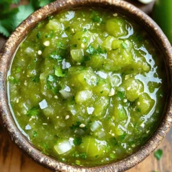 Für deine Salsa Verde brauchst du frische und einfache Zutaten. Hier sind die Hauptzutaten: - 6 Tomatillos, geschält und gewaschen - 1 Jalapeño, halbiert und entkernt (für mildere Salsa, die Kerne beibehalten) - 1 kleine weiße Zwiebel, geviertelt - 2 Knoblauchzehen, ganz - 1/2 Tasse frische Korianderblätter - 2 Esslöffel Limettensaft - Salz nach Geschmack Diese Zutaten sorgen für einen frischen und lebhaften Geschmack. Tomatillos geben der Salsa ihre grüne Farbe und Süße. Jalapeños fügen Schärfe hinzu, und Zwiebel sowie Knoblauch bringen Tiefe in den Geschmack. Du kannst deine Salsa Verde anpassen. Hier sind einige optionale Zutaten, die du hinzufügen kannst: - Avocado für Cremigkeit - Honig oder Zucker für mehr Süße - Frische Minze für einen anderen Geschmack Diese Zutaten können die Geschmacksrichtung verändern. Experimentiere ruhig, um deine perfekte Mischung zu finden. Salsa Verde ist nicht nur lecker, sondern auch gesund. Sie ist kalorienarm und reich an Vitaminen. Hier einige Informationen: - Kalorien: Ca. 40 pro Portion - Fett: 0 g - Kohlenhydrate: 9 g - Protein: 1 g Salsa Verde ist vegan und glutenfrei. Sie passt gut zu vielen Gerichten und macht sie gesünder. Wenn du mehr über die Zubereitung erfahren möchtest, schau dir die Full Recipe an. Um die beste Salsa Verde zu machen, beginnen wir mit dem Rösten. Ich heize meinen Ofen auf 200°C vor. Dann nehme ich die Tomatillos, die Jalapeño, die Zwiebel und die Knoblauchzehen. Diese Zutaten lege ich auf ein Backblech. Ich röste sie etwa 15 bis 20 Minuten. Sie sind fertig, wenn die Tomatillos aufplatzen und leicht bräunlich sind. Das Rösten bringt den Geschmack zur Geltung. Nachdem die Zutaten abgekühlt sind, gebe ich sie in einen Mixer. Ich füge die frischen Korianderblätter und den Limettensaft hinzu. Dann mixe ich alles, bis ich die gewünschte Konsistenz habe. Mögen Sie es glatt oder stückig? Das ist ganz Ihnen überlassen! Jetzt kommt der beste Teil: das Abschmecken! Ich koste die Salsa und füge Salz nach Geschmack hinzu. Manchmal lasse ich die Salsa für 30 Minuten im Kühlschrank, bevor ich sie serviere. Das kühlt die Salsa und verstärkt den Geschmack. Tipp: Servieren Sie die Salsa in einer schönen Schüssel mit Tortillachips oder frischem Brot. Ihr Snack wird jeder lieben! Um die Schärfe deiner Salsa Verde anzupassen, probiere verschiedene Jalapeños. Möchtest du es mild? Lass die Samen drin. Für mehr Hitze, nutze zusätzlich einen Serrano-Chili. Du kannst auch einen Hauch von Cayennepfeffer hinzufügen. Teste die Salsa während des Mixens und passe die Schärfe nach deinem Geschmack an. Salsa Verde hält sich gut im Kühlschrank. Stelle sicher, dass sie in einem luftdichten Behälter ist. So bleibt sie frisch. Du kannst sie bis zu einer Woche aufbewahren. Wenn du eine größere Menge machst, friere sie in kleinen Portionen ein. So hast du immer etwas zur Hand. Achte darauf, sie in einem geeigneten Behälter zu lagern, damit sie nicht an Geschmack verliert. Wähle frische und reife Zutaten für die beste Salsa Verde. Achte darauf, dass die Tomatillos prall und grün sind. Röste alle Zutaten gut, um den Geschmack zu intensivieren. Die Röstaromen bringen Tiefe in deine Salsa. Lass die Salsa nach dem Mixen kurz ruhen. So können sich die Aromen gut verbinden. Wenn du frischen Koriander magst, füge mehr hinzu. Das gibt der Salsa einen tollen Kick. {{image_4}} Ich liebe es, mit Aromen zu spielen. Eine fruchtige Salsa Verde bringt einen neuen Twist. Fügen Sie frische Mangostücke oder Ananas hinzu. Diese Früchte sorgen für Süße und Frische. Mischen Sie die Früchte nach dem Rösten der Tomatillos in den Mixer. Das Ergebnis ist eine Salsa mit fruchtigem Geschmack. Sie passt perfekt zu gegrilltem Fleisch oder Fisch. Salsa Verde ist von Natur aus vegan und glutenfrei. Verwenden Sie einfach die originalen Zutaten aus dem Rezept. Diese Mischung ist gesund und lecker. Wenn Sie mehr Textur möchten, fügen Sie Avocado hinzu. Avocado macht die Salsa cremiger und reichhaltiger. Diese Option ist ideal für alle, die pflanzliche Kost suchen. Haben Sie etwas Gemüse übrig? Fügen Sie es Ihrer Salsa Verde hinzu! Paprika, Zucchini oder Karotten können geröstet werden. Diese Gemüse bringen Farbe und zusätzlichen Geschmack. Rösten Sie das Gemüse zusammen mit den Tomatillos. Geben Sie es dann in den Mixer. So erhalten Sie eine nahrhafte und bunte Salsa. Es ist eine tolle Möglichkeit, Gemüse in Ihre Ernährung einzubauen. Diese Variationen machen Ihre Salsa Verde einzigartig und spannend. Experimentieren Sie und finden Sie die perfekte Mischung für Ihren Geschmack! Salsa Verde ist ein toller Dip. Sie passt perfekt zu Tortillachips. Die frische und scharfe Note macht jeden Snack besser. Auch als Beilage zu gegrilltem Fleisch ist sie klasse. Die Kombination aus Tomatillos und Koriander bringt Farbe und Geschmack auf den Tisch. Du kannst Salsa Verde auch in vielen Gerichten verwenden. Verwende sie für Tacos oder Burritos. Sie schmeckt super in einer Fajita oder auf einem Quesadilla. Du kannst sie sogar zu Reis oder Quinoa geben. Sie bringt frische Aromen in jede Mahlzeit. Salsa Verde passt gut zu vielen Getränken. Ein frischer Margarita ergänzt die würzige Salsa perfekt. Auch ein kühles Bier ist eine gute Wahl. Für einen alkoholfreien Genuss probiere eine Limonade oder ein fruchtiges Wasser. Die Kombination von Speisen und Getränken macht das Essen noch besser. Für das volle Geschmackserlebnis, probiere die Zesty Homemade Salsa Verde 🥑 [Full Recipe]. Salsa Verde bleibt frisch im Kühlschrank für 4 bis 7 Tage. Bewahren Sie sie in einem luftdichten Behälter auf. Dies verhindert, dass die Aromen verloren gehen. Überprüfen Sie den Geruch und das Aussehen, bevor Sie sie verwenden. Wenn es seltsam riecht oder schimmelig aussieht, werfen Sie es weg. Ja, Sie können Salsa Verde einfrieren. Füllen Sie die Salsa in einen gefrierfesten Behälter. Lassen Sie etwas Platz, da sie beim Gefrieren expandiert. So bleibt der Geschmack frisch. Sie können die Salsa bis zu 3 Monate im Gefrierfach aufbewahren. Tauchen Sie sie über Nacht im Kühlschrank auf, bevor Sie sie verwenden. Salsa Verde ist grün und wird meist mit Tomatillos gemacht. Salsa Roja ist rot und verwendet reife Tomaten. Beide Salsas sind schmackhaft, aber sie haben unterschiedliche Geschmäcker. Salsa Verde schmeckt oft frischer und heller. Salsa Roja hat mehr Tiefe und Süße. Probieren Sie beide, um Ihren Favoriten zu finden! Salsa Verde ist ein toller Dip, der viele Vorteile bietet. Wir haben die Hauptzutaten und Optionen für eine schöne Rezeptvielfalt erkundet. Ich habe Ihnen Schritt für Schritt erklärt, wie Sie Ihre Salsa zubereiten. Tipps helfen Ihnen, Schärfe anzupassen und die Haltbarkeit zu sichern. Variationen können kreative und leckere Momente bringen. Nutzen Sie die Salsa als Dip oder in Ihren Lieblingsrezepten. Jetzt sind Sie bereit, über Ihre eigene Salsa Verde zu experimentieren und Freunde zu beeindrucken!