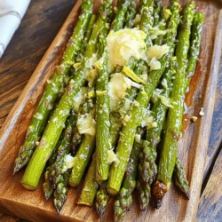 Für dieses einfache Rezept benötigst du: - 450 g frischer Spargel, geputzt - 4 Knoblauchzehen, fein gehackt - 45 ml Olivenöl - 1 Teelöffel Zitronenschale - 15 ml frischer Zitronensaft - 1 Teelöffel Salz - ½ Teelöffel schwarzer Pfeffer - ¼ Teelöffel rote Pfefferflocken (optional) - Parmesanspäne zum Garnieren (optional) Diese Zutaten bringen frischen Geschmack und viel Farbe auf deinen Tisch. Hier sind einige Nährwerte, die du beachten solltest: - Spargel: Reich an Vitaminen A, C und K. Zudem enthält er Folsäure und Ballaststoffe. - Knoblauch: Hat antibakterielle Eigenschaften und kann das Immunsystem stärken. - Olivenöl: Ist eine gesunde Fettquelle und enthält Antioxidantien. - Zitrone: Liefert Vitamin C und hat einen erfrischenden Geschmack. Diese Zutaten sind nicht nur lecker, sondern auch gut für deine Gesundheit. Wenn du frischen Spargel kaufst, achte auf folgende Punkte: - Farbe: Wähle leuchtend grünen Spargel. - Stängel: Sie sollten fest und knackig sein. - Knospenspitzen: Diese sollten geschlossen sein. Offenstehende Spitzen deuten auf Überreife hin. - Geruch: Frischer Spargel hat einen milden, angenehmen Duft. Mit frischem Spargel wird dein Gericht noch besser! Zuerst brauchst du frischen Spargel. Achte darauf, dass die Stangen fest sind. Entferne die holzigen Enden des Spargels. Das macht den Spargel zart und lecker. Du kannst die Enden einfach mit den Händen brechen. Dies geschieht oft an der natürlichen Bruchstelle. Wasche den Spargel danach gründlich unter kaltem Wasser. So entfernst du Schmutz und Sand. Nimm eine große Schüssel. Gib 45 ml Olivenöl, 4 fein gehackte Knoblauchzehen, 1 Teelöffel Zitronenschale, 15 ml Zitronensaft, 1 Teelöffel Salz und ½ Teelöffel schwarzen Pfeffer hinein. Wenn du es scharf magst, füge ¼ Teelöffel rote Pfefferflocken hinzu. Vermische alles gut. So verteilt sich der Geschmack gleichmäßig. Füge den vorbereiteten Spargel zur Marinade hinzu. Mische alles gründlich, bis jede Stange gut bedeckt ist. Heize den Ofen auf 220 °C (425 °F) vor. Lege den marinierten Spargel auf ein Backblech. Achte darauf, dass die Stangen nicht übereinander liegen. So röstet der Spargel gleichmäßig. Röste den Spargel 12-15 Minuten. Die Spitzen sollten leicht gebräunt sein. Du erkennst, dass der Spargel fertig ist, wenn er zart und leicht knusprig ist. Nach dem Rösten kannst du ihn auf eine Servierplatte umfüllen und nach Wunsch mit Parmesanspänen garnieren. Für die genaue Zubereitung schaue dir das Full Recipe an. Wenn du Knoblauch gerösteten Spargel machst, gibt es einige häufige Fehler. Der erste Fehler ist, den Spargel nicht richtig zu putzen. Achte darauf, die holzigen Enden abzuschneiden. Zweitens, benutze nicht zu viel Olivenöl. Zu viel Öl macht den Spargel fettig. Ein weiterer Fehler ist, den Spargel zu lange zu rösten. Überprüfe nach 12 Minuten, ob er zart ist. Zu langes Rösten macht ihn matschig. Um den Geschmack zu verbessern, füge frische Kräuter hinzu. Zum Beispiel, Rosmarin oder Thymian passen gut zu Spargel. Du kannst auch mehr Knoblauch verwenden, wenn du es magst. Zitronensaft bringt Frische und macht das Gericht lebendig. Parmesanspäne oben drauf sind ein köstliches Extra. Du kannst auch etwas Balsamico-Essig für eine süß-säuerliche Note hinzufügen. Für Allergiker gibt es viele Optionen. Du kannst das Olivenöl durch ein anderes Pflanzenöl ersetzen. Für eine glutenfreie Diät ist dieses Rezept perfekt. Veganer sollten den Parmesan weglassen oder einen pflanzlichen Käse verwenden. Wenn du auf Salz achtest, benutze weniger oder ersetze es durch Kräuter. Dieses Rezept ist flexibel und kann leicht angepasst werden. {{image_4}} Um deinen Knoblauch gerösteten Spargel noch besser zu machen, kannst du verschiedene Gewürze und Kräuter verwenden. Eine Prise Paprika gibt einen tollen Geschmack. Rosmarin und Thymian passen auch gut dazu. Du kannst frische oder getrocknete Kräuter verwenden. Mische sie einfach in die Marinade. Das verleiht dem Spargel mehr Tiefe. Wenn du eine vegane Option suchst, lass den Parmesan weg. Stattdessen kannst du Nährhefe verwenden. Diese bringt einen herzhaften, käsigen Geschmack. Du kannst auch geröstete Nüsse oder Samen als Topping nutzen. Mandeln oder Pinienkerne sind eine gute Wahl. Sie geben dem Gericht einen schönen Crunch. Knoblauch gerösteter Spargel passt gut zu vielen Gerichten. Du kannst ihn mit Quinoa oder Reis servieren. Auch zu Pasta ist er eine tolle Beilage. Wenn du Fleisch magst, probiere ihn mit Hähnchen oder Rindfleisch. Er ergänzt auch gut Fischgerichte. Diese Kombinationen machen dein Essen noch schmackhafter. Wenn du nach dem Kochen noch Spargel übrig hast, bewahre ihn richtig auf. Lass den Spargel zuerst auf Raumtemperatur abkühlen. Danach lege ihn in einen luftdichten Behälter. Du kannst ihn so bis zu drei Tage im Kühlschrank lagern. Achte darauf, den Spargel nicht zu drücken, damit er nicht zerknittert. Um den Spargel wieder warm zu machen, kannst du ihn in der Mikrowelle oder im Ofen aufwärmen. Wenn du die Mikrowelle benutzt, stelle sie auf mittlere Leistung. Erhitze den Spargel in Intervallen von 30 Sekunden. So bleibt er zart und lecker. Im Ofen kannst du ihn bei 180 °C (350 °F) für etwa 5-7 Minuten aufwärmen. Decke ihn leicht mit Folie ab, damit er nicht austrocknet. Im Kühlschrank bleibt gerösteter Spargel bis zu drei Tage frisch. Wenn du ihn länger aufbewahren möchtest, kannst du ihn auch einfrieren. Achte darauf, ihn in einem gefrierfesten Behälter zu lagern. So hält er sich bis zu drei Monate. Beim Auftauen kannst du ihn direkt in der Mikrowelle oder über Nacht im Kühlschrank auftauen. Das ist eine einfache Art, gerösteten Spargel zu lagern und wieder aufzuwärmen. Für das komplette Rezept und mehr Details schaue dir das Full Recipe an. Spargel braucht etwa 12 bis 15 Minuten im Ofen. Die genaue Zeit hängt von der Dicke der Stangen ab. Du möchtest, dass der Spargel zart und leicht knusprig wird. Achte darauf, dass die Spitzen leicht gebräunt sind. So bekommst du den besten Geschmack und die beste Textur. Ja, du kannst gefrorenen Spargel verwenden. Er ist eine gute Option, wenn frischer Spargel nicht verfügbar ist. Du solltest den gefrorenen Spargel vorher nicht auftauen. Röste ihn direkt aus dem Gefrierfach, um die beste Konsistenz zu erhalten. Die Backzeit kann sich leicht verlängern, also achte darauf, dass er gut durchgegart ist. Gerösteter Spargel passt gut zu vielen Gerichten. Hier sind einige Ideen: - Gegrilltes Hähnchen - Gebratenes Lachsfilet - Pasta mit Pesto - Quinoa-Salat - Risotto Diese Beilagen ergänzen den Geschmack des Spargels perfekt. Du kannst auch gerösteten Spargel als Teil einer großen Gemüseplatte servieren. Die Mischung aus verschiedenen Aromen macht das Essen noch interessanter. Für das vollständige Rezept schaue dir die Anleitung an. Wir haben die wichtigsten Punkte für die Zubereitung von Spargel behandelt. Du hast gelernt, welche Zutaten wichtig sind und wie du sie auswählst. Ich habe dir eine Schritt-für-Schritt-Anleitung gegeben, um perfekte Ergebnisse zu erzielen. Außerdem haben wir Tipps geteilt, um häufige Fehler zu vermeiden und den Geschmack zu verbessern. Mit Variationen und Lagerungshinweisen bist du gut gerüstet. Denke daran, dass frischer Spargel dein Gericht aufwertet und Spaß macht!