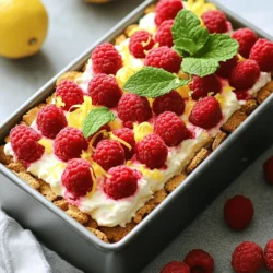 Für diesen erfrischenden Kuchen benötigst du: - 1 Tasse frische Himbeeren (plus extra zum Garnieren) - 1 Tasse Schlagsahne - 1 Tasse Mascarpone-Käse - 1/2 Tasse Puderzucker - 1 Esslöffel Vanilleextrakt - Schale von 1 Zitrone - 2 Esslöffel frischer Zitronensaft - 16-20 Graham-Cracker (oder Digestive-Kekse) Diese Zutaten bringen frische Aromen und eine angenehme Süße in dein Dessert. Die Creme ist das Herzstück deines Kuchens. - Die Schlagsahne sorgt für Leichtigkeit. - Mascarpone-Käse bringt eine cremige Textur. - Puderzucker süßt die Mischung und macht sie glatt. - Vanilleextrakt fügt eine schöne Tiefe hinzu. - Zitronensaft und -schale geben den frischen, zesty Geschmack. Stelle sicher, dass die Schlagsahne gut geschlagen ist, damit die Creme leicht und fluffig bleibt. Die Garnierung macht deinen Kuchen besonders. - Verwende frische Himbeeren für die Top-Schicht. - Minzblätter bringen einen schönen Kontrast. Du kannst die Stücke auf einem dekorativen Teller anrichten. Eine hübsche Garnierung macht das Dessert noch ansprechender. Um die Schlagsahne perfekt zuzubereiten, nimm eine mittelgroße Schüssel. Verwende einen elektrischen Mixer, um die Schlagsahne zu schlagen. Beginne auf niedriger Stufe und erhöhe die Geschwindigkeit. Achte darauf, dass die Schlagsahne dick wird. Füge langsam den Puderzucker, den Vanilleextrakt und den frischen Zitronensaft hinzu. Schlage weiter, bis sich steife Spitzen bilden. Das dauert nur ein paar Minuten. Die Schlagsahne sollte leicht und luftig sein. In einer separaten Schüssel vermengst du den Mascarpone-Käse mit der Zitronenschale. Rühre gut um, bis alles gut vermischt ist. Jetzt kommt der nächste Schritt. Hebe die vorbereitete Schlagsahne vorsichtig unter die Mascarpone-Mischung. Achte darauf, dass die Mischung fluffig bleibt. Das macht den Kuchen leicht und lecker. Diese Mischung bringt den frischen Zitronengeschmack in deinen Kuchen. Lege zuerst eine 9x5 Zoll Kastenform mit Frischhaltefolie aus. Lass die Folie an den Seiten überstehen. Das hilft dir später beim Herausnehmen. Beginne mit einer Schicht Graham-Cracker. Breche die Kekse bei Bedarf, um sie anzupassen. Darauf kommt eine Schicht der Zitronen-Mascarpone-Mischung. Streue einige frische Himbeeren darüber. Wiederhole diesen Schritt, bis die Zutaten aufgebraucht sind. Beende mit einer Schicht der Creme-Mischung. Decke den Kuchen mit der Frischhaltefolie ab und stelle ihn für mindestens 6 Stunden oder über Nacht in den Kühlschrank. Die Aromen vermischen sich und der Kuchen wird fest. Ein häufiger Fehler ist, die Schlagsahne zu lange zu schlagen. Sie sollte steif, aber nicht übermäßig fest sein. Zu viel Schlagen führt zu einer butterartigen Textur. Achten Sie darauf, die Sahne langsam hinzuzufügen, wenn Sie den Puderzucker und den Zitronensaft einrühren. So bleibt die Luft in der Mischung und macht den Kuchen leicht. Ein weiterer Fehler ist, die Kekse zu dick zu schichten. Achten Sie darauf, die Kekse gleichmäßig zu verteilen. Brechen Sie sie, wenn nötig, um eine vollständige Schicht zu bilden. Eine ungleichmäßige Schichtung kann den Kuchen instabil machen. Für zusätzliche Geschmacksrichtungen können Sie verschiedene Beeren verwenden. Erdbeeren oder Blaubeeren sind tolle Alternativen. Mischen Sie die Beeren in die Creme oder streuen Sie sie zwischen die Schichten. Eine andere Idee ist, etwas Kokosraspel in die Mascarpone-Mischung hinzuzufügen. Das bringt einen tropischen Touch in den Kuchen. Für einen schokoladigen Twist können Sie Kakaopulver in die Creme mischen. Die beste Kühlmethode ist, den Kuchen über Nacht im Kühlschrank zu lassen. So können sich die Aromen gut verbinden. Stellen Sie sicher, dass der Kuchen gut abgedeckt ist, um Gerüche aus dem Kühlschrank zu vermeiden. Für schnellere Kühlung können Sie den Kuchen auch für etwa 3 Stunden in den Gefrierschrank stellen. Achten Sie darauf, ihn rechtzeitig wieder in den Kühlschrank zu bringen. So bleibt die perfekte Konsistenz erhalten. {{image_4}} Wenn du keine Graham-Cracker magst, gibt es viele Alternativen. Du kannst Digestive-Kekse verwenden. Diese Keksart hat einen ähnlichen Geschmack. Sie sind leicht süß und passen gut zur Füllung. Ein weiterer guter Ersatz sind Haferkekse. Sie geben dem Kuchen eine andere Textur. Du kannst auch zerbröselte Biskuitkekse nutzen. Achte einfach darauf, dass sie nicht zu süß sind. Es macht Spaß, neue Früchte in diesem Rezept zu probieren. Erdbeeren sind eine großartige Wahl. Ihr süßer Geschmack ergänzt die Zitrone perfekt. Blaubeeren sind auch lecker. Sie haben eine schöne Farbe und bringen eine frische Note. Wenn du etwas Exotisches suchst, versuche es mit Kiwi oder Mango. Diese Früchte bringen eine neue Dimension in den Kuchen. Für eine glutenfreie Version kannst du glutenfreie Kekse verwenden. Es gibt viele gute Marken im Handel. Achte darauf, dass sie einen guten Geschmack haben. Du kannst auch Nüsse verwenden. Mahle Mandeln oder Cashews und mische sie mit etwas Butter. So erhältst du eine knusprige Basis, die glutenfrei ist. Diese Variationen machen den No-Bake Lemon Raspberry Icebox Cake einzigartig. Experimentiere und finde deine Lieblingsversion! Um den No-Bake Lemon Raspberry Icebox Cake frisch zu halten, decken Sie ihn gut ab. Verwenden Sie Frischhaltefolie oder einen luftdichten Behälter. So bleibt der Kuchen saftig und lecker. Lagern Sie ihn im Kühlschrank. Vermeiden Sie direkte Sonne. Im Kühlschrank hält der Kuchen bis zu fünf Tage. Nach dieser Zeit kann er an Geschmack verlieren. Achten Sie darauf, ihn rechtzeitig zu essen. Wenn Sie ihn länger aufbewahren möchten, sollten Sie über das Einfrieren nachdenken. Sie können den Icebox Cake auch einfrieren. Schneiden Sie den Kuchen in Stücke, um das Einfrieren zu erleichtern. Wickeln Sie jedes Stück in Frischhaltefolie ein. Legen Sie die Stücke in einen luftdichten Behälter. Der Kuchen kann bis zu drei Monate im Gefrierfach bleiben. Um ihn aufzutauen, legen Sie die Stücke einfach in den Kühlschrank. Lassen Sie sie dort für einige Stunden oder über Nacht. So bleibt die Textur schön und cremig. Vermeiden Sie das Auftauen in der Mikrowelle, um die Creme nicht zu beschädigen. Ja, du kannst andere Käsesorten verwenden. Frischkäse ist eine gute Wahl. Er hat eine ähnliche Konsistenz und einen milden Geschmack. Du kannst auch Ricotta ausprobieren. Achte darauf, ihn gut zu vermengen, damit der Kuchen cremig bleibt. Der Kuchen muss mindestens 6 Stunden kühlen. Am besten lässt du ihn über Nacht im Kühlschrank. So verschmelzen die Aromen gut. Der Kuchen wird auch fester und leichter zu schneiden. Für das Topping sind frische Himbeeren perfekt. Sie bringen Farbe und Frische. Du kannst auch Schlagsahne hinzufügen, um mehr Cremigkeit zu erhalten. Minzblätter sind toll für einen frischen Look. Sie geben dem Kuchen auch einen extra Kick. Der No-Bake Lemon Raspberry Icebox Cake ist einfach und lecker. Wir haben die Hauptzutaten, die Zubereitung und die Tipps besprochen. Vermeide häufige Fehler und entdecke Variationen, die deinen Kuchen noch besser machen. Vergiss nicht, wie du deinen Kuchen richtig lagerst, damit er frisch bleibt. Dieser Kuchen ist eine großartige Wahl für jeden Anlass. Mit den richtigen Zutaten und einfachem Rezept kannst du leicht beeindrucken. Probiere es aus und genieße die tollen Aromen!