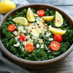 Um einen leckeren Zitronen-Knoblauch-Grünkohlsalat zu machen, braucht man: - 1 Bund frischer Grünkohl, Stiele entfernt und Blätter grob gehackt - 2 Knoblauchzehen, fein gehackt - 1 große Zitrone (abgeriebene Schale und Saft) - 60 ml Olivenöl - 30 g geriebener Parmesan (oder Nährhefe für eine vegane Variante) - 30 g gehobelte Mandeln, geröstet - Salz und Pfeffer nach Geschmack - Optional: 100 g Kirschtomaten, halbiert als Garnitur Diese Zutaten geben dem Salat viel Geschmack und Textur. Der Grünkohl ist gesund und nahrhaft. Zitrone und Knoblauch bringen Frische und Würze. Manchmal möchte man neue Geschmäcker ausprobieren. Hier sind einige Ideen: - Ersetzen Sie Parmesan durch Feta für einen salzigen Kick. - Fügen Sie Avocado für extra Cremigkeit hinzu. - Verwenden Sie verschiedene Nüsse, wie Walnüsse oder Cashews. - Probieren Sie andere Gemüsesorten wie Paprika oder Gurken. Durch diese Alternativen können Sie den Salat anpassen. So bleibt er spannend und lecker. Um den Salat noch besser zu machen, können Sie folgende Zubehörteile verwenden: - Ein großer Salatkopf oder eine Schüssel für das Mischen - Ein scharfes Messer für die Zutaten - Eine Reibe für die Zitronenschale und den Parmesan - Eine kleine Schüssel für das Dressing Für die Garnitur sind frische Kräuter wie Petersilie oder Basilikum toll. Sie bringen Farbe und zusätzlichen Geschmack. Beginnen Sie mit einem Bund frischem Grünkohl. Entfernen Sie die Stiele und hacken Sie die Blätter grob. Geben Sie den gehackten Grünkohl in eine große Schüssel. Streuen Sie eine Prise Salz darüber. Massieren Sie den Grünkohl mit den Händen für 2-3 Minuten. Dies macht ihn zarter und verbessert den Geschmack. Die Blätter sollten weicher und dunkler werden. Nehmen Sie eine kleine Schüssel und fügen Sie zwei fein gehackte Knoblauchzehen hinzu. Reiben Sie die Schale einer großen Zitrone und pressen Sie den Saft aus. Geben Sie beides in die Schüssel. Fügen Sie 60 ml Olivenöl hinzu. Verquirlen Sie alles gut, bis es gut vermischt ist. Dieses Dressing wird frisch und zesty sein. Gießen Sie das Dressing über den massierten Grünkohl. Mischen Sie alles gut, sodass alle Blätter gleichmäßig bedeckt sind. Fügen Sie 30 g geriebenen Parmesan oder Nährhefe für eine vegane Variante hinzu. Heben Sie alles vorsichtig unter. Zum Schluss fügen Sie 30 g geröstete, gehobelte Mandeln hinzu. Diese geben dem Salat einen tollen Crunch. Wenn Sie möchten, streuen Sie 100 g halbierte Kirschtomaten darüber. Schmecken Sie den Salat mit Salz und Pfeffer ab und passen Sie die Aromen nach Ihrem Geschmack an. Um Grünkohl zarter zu machen, massiere ihn mit etwas Salz. Nimm eine große Schüssel und lege die gehackten Blätter hinein. Streue eine Prise Salz darauf. Jetzt kommt der wichtige Teil: Benutze deine Hände, um den Grünkohl 2-3 Minuten lang zu kneten. Diese Technik hilft, die Blätter weich zu machen und verstärkt den Geschmack. Du wirst sehen, wie die Farbe intensiver wird. Das macht dein Gericht noch besser! Für ein großartiges Dressing mische frischen Knoblauch, Zitronensaft und Olivenöl. Beginne mit zwei fein gehackten Knoblauchzehen. Füge die abgeriebene Schale und den Saft von einer großen Zitrone hinzu. Gieße 60 ml Olivenöl dazu. Verquirle alles in einer kleinen Schüssel, bis es gut vermischt ist. Das Dressing sollte frisch und leicht sein. Es passt perfekt zum Grünkohl und hebt die Aromen hervor. Präsentation ist wichtig! Serviere den Salat in einer großen Schüssel oder auf einzelnen Tellern. Füge einige Kirschtomaten hinzu, um schöne Farben zu zeigen. Streue geriebenen Parmesan oder Nährhefe obendrauf für den letzten Schliff. Du kannst auch Zitronenscheiben zur Dekoration verwenden. Das macht den Salat nicht nur lecker, sondern auch ansprechend für das Auge. Eine schöne Präsentation macht das Essen noch mehr Spaß! {{image_4}} Wenn Sie eine vegane Option wünschen, verwenden Sie Nährhefe anstelle von Parmesan. Nährhefe hat einen käsigen Geschmack und ist voller Nährstoffe. Es macht den Salat ebenso lecker und nährstoffreich. Mischen Sie einfach 30 g Nährhefe unter den Salat, nachdem Sie das Dressing hinzugefügt haben. So bleibt der Salat vegan und bleibt trotzdem schmackhaft. Um den Salat noch interessanter zu machen, können Sie Zutaten hinzufügen. Kirschtomaten bringen frische Farben und Süße. Avocado sorgt für eine cremige Textur. Fügen Sie 100 g Kirschtomaten oder eine halbe Avocado hinzu. Auch Gurken oder Radieschen sind tolle Ergänzungen für mehr Crunch und Frische. Je nach Saison können Sie verschiedene Zutaten nutzen. Im Frühling probieren Sie Spargel oder Erbsen. Im Sommer sind frische Beeren oder Pfirsiche eine gute Wahl. Im Herbst passen geröstete Kürbiswürfel gut zum Salat. Im Winter können Sie getrocknete Früchte wie Cranberries verwenden. Diese Variationen machen den Salat spannend und frisch das ganze Jahr über. Um den Zitronen-Knoblauch-Grünkohlsalat frisch zu halten, bewahre ihn in einem luftdichten Behälter auf. Du kannst eine Schüssel mit Frischhaltefolie abdecken. Stelle sicher, dass der Salat kühl bleibt. Der Salat bleibt bis zu 2-3 Tage im Kühlschrank frisch. Nach dieser Zeit kann der Grünkohl weich werden und der Geschmack verblasst. Es ist am besten, ihn schnell zu essen. Du kannst übrig gebliebene Zutaten neu kombinieren. Füge den Salat zu Wraps oder Sandwiches hinzu. Du kannst ihn auch auf einer Pizza verwenden oder in einer Suppe als Topping einsetzen. So vermeidest du Lebensmittelverschwendung und hast neue Gerichte. Ja, du kannst den Salat im Voraus zubereiten. Bereite den Grünkohl und das Dressing separat vor. Massiere den Grünkohl und bewahre ihn in einem luftdichten Behälter auf. Das Dressing kannst du auch in einem kleinen Glas aufbewahren. Mische die beiden kurz vor dem Servieren. So bleibt der Salat frisch und knusprig. Der Zitronen-Knoblauch-Grünkohlsalat hat etwa 150 Kalorien pro Portion. Diese Zahl kann jedoch variieren, abhängig von der Menge des verwendeten Olivenöls und des Parmesans. Wenn du Nährhefe verwendest, könnte die Kalorienzahl leicht sinken. Zu diesem Salat passen viele Beilagen gut. Du könntest gegrilltes Hähnchen oder Lachs servieren. Vegetarische Optionen sind Quinoa oder ein herzhaftes Brot. Auch eine leichte Suppe ist eine gute Wahl. Der Zitronen-Knoblauch-Grünkohlsalat ist einfach zuzubereiten und sehr nahrhaft. Du hast gelernt, wie du die Hauptzutaten auswählst und verschiedene Geschmäcker anbietest. Tipps zur Zubereitung sorgen für zarten Grünkohl und ein perfektes Dressing. Auch Variationen sind möglich, um den Salat spannend zu halten. Die richtige Lagerung spart dir Zeit und hilft, Reste sinnvoll zu nutzen. Experimentiere mit den Ideen aus diesem Beitrag, um deinen perfekten Salat zu kreieren. Lass ihn dir schmecken!