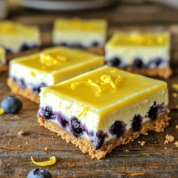 Für die köstliche Käsekuchenmasse benötigst du: - 450 g Frischkäse, weich - 200 g Zucker - 3 große Eier - 2 Teelöffel Vanilleextrakt - Zest einer Zitrone - 120 ml frisch gepresster Zitronensaft - Eine Prise Salz Diese Zutaten sorgen für eine cremige und frische Füllung. Der Frischkäse gibt die Basis, während die Zitrone die perfekte Säure bringt. Die Eier helfen, die Masse zu binden und machen sie schön fest. Die Kruste ist wichtig für die Textur. Du brauchst: - 1 ½ Tassen Graham-Cracker-Brösel - ½ Tasse ungesalzene Butter, geschmolzen - 2 Esslöffel Zucker Die Graham-Cracker-Brösel geben der Kruste einen knusprigen Biss. Die geschmolzene Butter verbindet alles und der Zucker fügt eine süße Note hinzu. Falls du Allergien hast, gibt es Alternativen: - Verwende glutenfreie Kekse statt Graham-Crackern. - Nutze pflanzliche Butter oder Margarine für die Kruste. - Ersetze Frischkäse mit veganem Frischkäse oder Seidentofu. Diese Substitutionen helfen, die Bars für mehr Menschen zugänglich zu machen, ohne den Geschmack zu verlieren. Heize deinen Ofen auf 160°C (325°F) vor. Nimm eine 20x20 cm große Backform. Lege die Form mit Backpapier aus. Lasse das Papier über den Rand hängen. So bekommst du die Riegel später leichter heraus. In einer mittelgroßen Schüssel mische 1 ½ Tassen Graham-Cracker-Brösel, ½ Tasse geschmolzene Butter und 2 Esslöffel Zucker. Rühre die Mischung gut um. Sie sollte krümelig sein. Drücke die Mischung gleichmäßig in die Backform. Backe die Kruste für 10 Minuten. Lass sie danach etwas abkühlen. In einer großen Schüssel schlage 450 g weichen Frischkäse mit einem Handmixer glatt. Füge 200 g Zucker hinzu und mische, bis es cremig ist. Gib dann 3 große Eier einzeln dazu. Rühre gut nach jeder Zugabe. Füge 2 Teelöffel Vanilleextrakt, die Zesten einer Zitrone und 120 ml frisch gepressten Zitronensaft hinzu. Eine Prise Salz sorgt für den perfekten Geschmack. Hebe 1 Tasse frische Blaubeeren vorsichtig unter. Gieße die Masse über die abgekühlte Kruste. Backe alles für 30-35 Minuten. Die Mitte sollte fest sein, aber leicht wackeln. Schalte den Ofen aus und öffne die Tür einen Spalt. Lass den Käsekuchen für eine Stunde abkühlen. Danach stelle ihn für mindestens 4 Stunden oder über Nacht in den Kühlschrank. So wird er schön fest. Wenn er gut gekühlt ist, benutze das überstehende Papier, um die Riegel herauszuheben. Schneide sie in Stücke und serviere sie kalt. Um die perfekte Käsekuchenmasse zu machen, beginne mit weichem Frischkäse. Achte darauf, dass er Raumtemperatur hat. So wird die Masse glatt und cremig. Schlage den Frischkäse zuerst allein, bevor du Zucker hinzufügst. Das macht den Käsekuchen leicht und luftig. Füge die Eier einzeln hinzu und rühre gut um. So bleibt die Masse gleichmäßig. Zitronenzesten und -saft geben einen frischen Geschmack. Eine Prise Salz hebt die Aromen hervor. Frische Blaubeeren sind der Star in diesem Rezept. Wasche sie vorsichtig unter kaltem Wasser. Trockne sie dann sanft mit einem Küchentuch. So verhinderst du, dass die Masse wässrig wird. Beim Unterheben achte darauf, die Beeren nicht zu zerdrücken. Das gibt einen schönen Effekt und verhindert lila Streifen in der Masse. Wenn du gefrorene Blaubeeren benutzt, tau sie vorher auf. Sie können mehr Saft abgeben, daher vielleicht die Zuckermenge anpassen. Risse im Käsekuchen sind oft ein großes Problem. Um das zu vermeiden, backe den Käsekuchen bei niedriger Temperatur. Ein sanftes Backen hilft, die Masse gleichmäßig zu garen. Öffne den Ofen nicht während des Backens. Ein plötzlicher Temperaturwechsel kann Risse verursachen. Nach dem Backen lasse die Tür einen Spalt offen. So kann der Käsekuchen langsam auskühlen. Dies hilft, Spannungen zu verringern und Risse zu vermeiden. {{image_4}} Wenn du Lust auf Abwechslung hast, probiere verschiedene Früchte! Himbeeren und Erdbeeren sind tolle Alternativen zu Blaubeeren. Sie bringen fruchtige Frische und einen süßen Geschmack. Mische die Beeren einfach in die Käsekuchenmasse, genau wie bei den Blaubeeren. Du kannst auch die Zitrone durch Limette ersetzen, um eine andere Note zu erreichen. Für eine glutenfreie Version der Kruste kannst du Mandelmehl oder glutenfreie Kekse verwenden. Diese Zutaten bieten eine großartige Basis. Mische sie mit geschmolzener Butter und Zucker, um die Kruste herzustellen. Achte darauf, dass alle anderen Zutaten, wie Frischkäse und Zucker, auch glutenfrei sind. Wenn du eine vegane Variante möchtest, ersetze den Frischkäse durch pflanzlichen Frischkäse. Du kannst auch eine Mischung aus Cashewkernen und Kokoscreme verwenden. Anstelle der Eier kannst du Leinsamen oder Chiasamen verwenden. Mische einen Esslöffel gemahlene Leinsamen mit drei Esslöffeln Wasser. Lass es einige Minuten ruhen, bis es dick wird. So hast du eine tolle vegane Käsekuchenmasse. Um die Zitronen-Blaubeer-Käsekuchen-Riegel frisch zu halten, lege sie in einen luftdichten Behälter. Stelle sicher, dass die Riegel vollständig abgekühlt sind, bevor du sie lagerst. So vermeidest du Feuchtigkeit. Wenn du sie aufbewahrst, trenne die Schichten mit Backpapier. So bleiben sie schön und nicht zusammenkleben. Die Riegel halten sich im Kühlschrank etwa fünf bis sieben Tage. Achte darauf, dass sie gut verpackt sind, um Gerüche zu vermeiden. Bei Raumtemperatur sind sie nur für ein paar Stunden sicher. Nach einer Feier sind sie schnell weg, aber wenn du Reste hast, lege sie in den Kühlschrank. Du kannst die Riegel auch einfrieren. Schneide sie in Stücke und lege sie in einen luftdichten Behälter oder in einen Gefrierbeutel. Füge ein Stück Backpapier zwischen die Riegel hinzu. So kleben sie nicht zusammen. Im Gefrierfach halten sie bis zu drei Monate. Zum Auftauen, lege sie einfach in den Kühlschrank, bis sie weich sind. Ja, gefrorene Blaubeeren sind eine gute Wahl. Sie sind oft genauso schmackhaft und bereit für die Verwendung. Wenn du gefrorene Blaubeeren nimmst, lasse sie vorher auftauen. So verhinderst du, dass die Käsekuchenmasse zu flüssig wird. Achte darauf, die Blaubeeren sanft unter die Masse zu heben. So bleiben sie ganz. Die Süße lässt sich leicht anpassen. Wenn du es weniger süß magst, reduziere einfach die Zuckermenge. Du kannst auch andere Süßstoffe verwenden, wie Honig oder Agavendicksaft. Beginne mit weniger und probiere die Masse. So findest du die perfekte Balance für deinen Geschmack. Ja, du kannst die Riegel nach dem Backen einfrieren. Lass sie zuerst gut abkühlen. Schneide sie dann in Stücke und lege sie in einen luftdichten Behälter. So bleiben sie frisch. Wenn du sie wieder auftauen möchtest, lasse sie einfach im Kühlschrank über Nacht. So sind sie schnell wieder bereit zum Genießen. Du hast nun alles, was du für den perfekten Käsekuchen brauchst. Wir haben die Zutaten, die Zubereitung und sogar die besten Tipps behandelt. Denke daran, deine Kruste und Füllung gut vorzubereiten, um Risse zu vermeiden. Probiere verschiedene Geschmäcker aus und passe alles nach deinem Wunsch an. Mit den richtigen Lagerungstipps bleibt dein Käsekuchen frisch. Egal ob du ihn gleich isst oder aufbewahrst, du wirst begeistert sein. Viel Spaß beim Backen und Genießen deiner Käsekuchenkreation!
