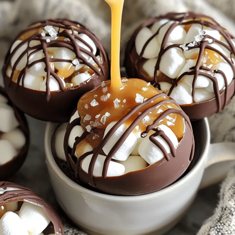 Für perfekte Kakaobomben benötigst du folgende Hauptzutaten: - 1 Tasse Zartbitterschokoladenstückchen - 1 Tasse Vollmilchschokoladenstückchen - 2 Esslöffel Kakaopulver - 1 Tasse Mini-Marshmallows - ½ Tasse gesalzene Karamellsauce Diese Zutaten geben den Bomben ihren reichen Geschmack und die tolle Textur. Um deinen Kakaobomben das gewisse Etwas zu verleihen, füge diese Zutaten hinzu: - Meersalzflocken zur Garnitur - 2 Tassen heiße Milch (zum Servieren) Das Meersalz bringt die Süße des Karamells perfekt zur Geltung. Die heiße Milch macht das Trinkerlebnis besonders cremig. Ich empfehle, hochwertige Schokoladenstückchen zu verwenden. Marken wie Ghirardelli oder Callebaut sind sehr gut. Diese Schokoladen haben einen tollen Geschmack und schmelzen gut. Für die gesalzene Karamellsauce solltest du auf Produkte von Werther’s oder Smucker’s zurückgreifen. Sie sind lecker und leicht zu finden. Um die Schokolade zu schmelzen, benutze ich eine mikrowellengeeignete Schüssel. Ich gebe die Zartbitterschokoladenstückchen hinein. Dann erhitze ich sie in Intervallen von 30 Sekunden. Nach jeder Runde rühre ich die Schokolade um. Ich mache das, bis die Schokolade glatt ist. Es ist wichtig, dass die Schokolade nicht anbrennt. Ich nehme eine Silikonform für die Kakaobomben. Mit einem Löffel gebe ich eine Schicht der geschmolzenen Schokolade in jede Vertiefung. Danach benutze ich die Rückseite des Löffels. So ziehe ich die Schokolade an den Seiten hoch. Es entsteht eine kleine Schale. Ich stelle die Form dann für etwa 10 bis 15 Minuten in den Kühlschrank. Die Schokolade muss gut fest werden. Nach dem Festwerden nehme ich die Form aus dem Kühlschrank. Ich löse die Schokoladenschalen vorsichtig heraus. In einer separaten Schüssel mische ich das Kakaopulver mit etwas Zucker. Dann gebe ich in die Hälfte der Schalen jeweils einen Teelöffel der Kakaomischung. Ich belege dies mit Mini-Marshmallows und einem Schuss gesalzener Karamellsauce. In die andere Hälfte gebe ich mehr gesalzene Karamellsauce. Um die Kakaobomben zu schließen, benutze ich die restliche geschmolzene Schokolade. Ich klebe die beiden Hälften zusammen. Dabei glätte ich die Nähte. Anschließend stelle ich die Bomben für weitere 10 Minuten in den Kühlschrank. So härten sie vollständig aus. Zum Servieren lege ich eine Kakaobombe in eine Tasse. Ich gieße dann 1 Tasse heiße Milch darüber. Es ist spannend zu sehen, wie die Bombe schmilzt. Marshmallows und Karamell kommen zum Vorschein. Ich rühre gut um und genieße den Genuss. Als letzten Schritt streue ich einige Meersalzflocken darüber. So setze ich den perfekten gesalzenen Karamellakzent. Um die Kakaobomben richtig zu formen, nehme eine Silikonform. Schmelze die Zartbitterschokolade und die Vollmilchschokolade. Löffle eine Schicht Schokolade in jede Vertiefung. Ziehe die Schokolade mit dem Löffel an die Seiten hoch. Dies hilft, eine stabile Schale zu bilden. Stelle die Form dann für 10-15 Minuten in den Kühlschrank. Dies macht die Schalen fest und leicht zu lösen. Achte darauf, dass die Schalen gleichmäßig dick sind. So brechen sie später nicht. Die gesalzene Karamellsauce ist der Star dieser Kakaobomben. Sie bringt süße und salzige Noten zusammen. Verwende eine hochwertige Karamellsauce für den besten Geschmack. Du kannst sie warm machen, bevor du sie in die Bomben gibst. So lässt sie sich leichter dosieren. Füge einen Teelöffel Karamellsauce zu den Schalen hinzu, bevor du sie schließt. Das gibt jedem Biss einen tollen Karamellgeschmack. Vergiss nicht, am Ende etwas Meersalzflocken hinzuzufügen. Das hebt den Karamellgeschmack noch mehr hervor. Ein häufiger Fehler ist, die Schokolade nicht ausreichend zu schmelzen. Achte darauf, dass die Schokolade glatt ist. Wenn sie klumpig bleibt, kann das die Form stören. Ein weiterer Fehler ist zu wenig Karamellsauce in den Schalen. Das führt dazu, dass die Bomben beim Auflösen nicht genug Geschmack haben. Stelle sicher, dass du die Schalen gleichmäßig mit Karamellsauce füllst. Achte auch darauf, die Kakaobomben gut zu verschließen. Verwende dazu die geschmolzene Schokolade an den Rändern. So bleiben die Füllungen drin, wenn du die Bomben servierst. {{image_4}} Wenn du etwas Neues ausprobieren möchtest, gibt es viele tolle Füllungen. Du kannst verschiedene Schokoladensorten nutzen. Weiße Schokolade oder Milchschokolade bringen einen anderen Geschmack. Füge Früchte wie Himbeeren oder Erdbeeren hinzu. Sie verleihen dem Kakao eine fruchtige Note. Nutze auch Nüsse oder Keksstücke für einen knusprigen Biss. Jedes Mal, wenn du eine neue Füllung wählst, bekommst du ein anderes Erlebnis. Du kannst auch die Geschmäcker wechseln. Probiere Kaffee für einen kräftigen Kick. Ein Hauch von Zimt gibt den Kakaobomben eine warme Note. Oder füge Vanilleextrakt hinzu, um die Süße zu betonen. Eine Prise Chili kann einen spannenden Schärfekick geben. Lass deiner Kreativität freien Lauf und finde deine Lieblingskombination. Für glutenfreie Kakaobomben kannst du glutenfreies Kakaopulver verwenden. Achte darauf, dass die Schokolade glutenfrei ist. Für vegane Optionen gibt es pflanzliche Schokolade. Nutze Pflanzenmilch wie Mandel- oder Hafermilch. Auch vegane Marshmallows sind erhältlich. So kannst du deine Kakaobomben anpassen und alle können sie genießen. Bewahre die Kakaobomben in einem luftdichten Behälter auf. Sie sollen frisch bleiben. Stelle sicher, dass der Behälter kühl und dunkel ist. So vermeidest du die Bildung von Kondenswasser. Kakaobomben halten sich bei richtiger Lagerung bis zu zwei Wochen. Die Haltbarkeit der Zutaten ist wichtig. Zartbitterschokoladenstückchen und Vollmilchschokoladenstückchen können bis zu einem Jahr halten. Kakaopulver bleibt bis zu zwei Jahre frisch. Mini-Marshmallows sollten innerhalb von sechs Monaten verbraucht werden. Gesalzene Karamellsauce kann im Kühlschrank bis zu drei Monate halten. Wenn du die Kakaobomben länger aufbewahren möchtest, friere sie ein. Lege sie in einen gefriergeeigneten Beutel. Achte darauf, die Luft gut herauszudrücken. So bleiben sie bis zu drei Monate frisch. Zum Auftauen lege die Bomben einfach in den Kühlschrank. Warte ein paar Stunden, bevor du sie genießt. Kakaobomben sind Schokoladenschalen, die mit Kakao und Marshmallows gefüllt sind. Wenn Sie heiße Milch darüber gießen, schmelzen sie und setzen ihren Inhalt frei. Es ist ein spaßiger und leckerer Weg, um heiße Schokolade zu genießen. Ja, Sie können die Schokolade ersetzen. Verwenden Sie weiße Schokolade oder vegane Schokolade, wenn gewünscht. Achten Sie darauf, dass die Konsistenz ähnlich bleibt. Das sorgt für das beste Ergebnis. Kakaobomben können bis zu zwei Wochen aufbewahrt werden. Lagern Sie sie in einem kühlen, trockenen Ort. Achten Sie darauf, dass sie nicht zerdrückt werden. Ja, Sie können die Schokolade auch im Wasserbad schmelzen. Stellen Sie eine Schüssel über einen Topf mit kochendem Wasser. Rühren Sie die Schokolade, bis sie glatt ist. Gesalzene Karamellsauce finden Sie in den meisten Supermärkten. Schauen Sie im Backbereich oder in der Nähe der Eiscreme. Alternativ können Sie sie auch online bestellen. Kakaobomben sind einfach herzustellen und machen jedem Spaß. Wir haben die besten Zutaten, eine klare Anleitung und nützliche Tipps behandelt. Du kannst viele Variationen ausprobieren und sogar Optionen für spezielle Diäten finden. Denke daran, die Kakaobomben richtig zu lagern, damit sie frisch bleiben. Jetzt bist du bereit, deine eigenen Kakaobomben zu machen. Viel Spaß beim Ausprobieren und Genießen!