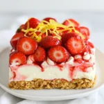 Für den Erdbeer-Cheesecake-Eis-Kuchen brauchst du: - 2 Tassen frische Erdbeeren, geputzt und in Scheiben geschnitten - 1 Esslöffel Zucker (optional, zum Marinieren der Erdbeeren) - 225 g Frischkäse, weich - 125 g Puderzucker - 1 Teelöffel Vanilleextrakt - 240 ml Schlagsahne - 12 Graham-Kekse (oder mehr nach Bedarf) - Zeste von 1 Zitrone Die Menge der Zutaten ist wichtig für den Geschmack. Verwende frische Erdbeeren für das beste Aroma. Achte darauf, dass der Frischkäse weich ist. So lässt er sich gut vermengen. Der Puderzucker sorgt für die nötige Süße. Vanilleextrakt bringt einen tollen Geschmack. Frische Schlagsahne macht die Füllung leicht und luftig. Graham-Kekse geben dem Kuchen die perfekte Grundlage. Zitrone fügt einen frischen Kick hinzu. Wenn du mehr Geschmack möchtest, probiere diese Zusätze: - Minzblätter für einen frischen Geschmack - Ein Hauch Zimt in der Käsekuchenfüllung - Andere Beeren wie Himbeeren oder Blaubeeren für bunte Schichten - Schokoladensplitter für eine süße Note Diese Optionen machen deinen Kuchen noch aufregender. Experimentiere und finde deine Lieblingskombination! {{ingredient_image_2}} Zuerst waschen Sie die Erdbeeren. Schneiden Sie sie in dünne Scheiben. In einer Schüssel mischen Sie die Erdbeeren mit Zucker. Lassen Sie die Mischung 15 bis 20 Minuten stehen. So geben die Erdbeeren ihren Saft ab. Dies macht sie süßer und schmeckt besser. Nehmen Sie eine große Schüssel. Geben Sie den weichen Frischkäse hinein. Mit einem Mixer rühren Sie ihn glatt. Fügen Sie den Puderzucker und den Vanilleextrakt hinzu. Rühren Sie alles gut durch. Die Mischung sollte cremig sein und gut schmecken. In einer anderen Schüssel schlagen Sie die Sahne. Nutzen Sie einen Mixer, bis sich steife Spitzen bilden. Seien Sie vorsichtig, wenn Sie die Sahne unter die Käsekuchenfüllung heben. Mischen Sie beides sanft, bis es gut kombiniert ist. So bleibt die Mischung leicht und luftig. Legen Sie eine Schicht Graham-Kekse in eine rechteckige Form. Darauf kommt ein Drittel der Käsekuchenfüllung. Verteilen Sie die marinierten Erdbeeren gleichmäßig darauf. Wiederholen Sie diesen Vorgang. Fügen Sie eine weitere Schicht Kekse, Käsekuchenfüllung und Erdbeeren hinzu. Schließen Sie mit einer letzten Schicht Käsekuchenfüllung ab. Decken Sie den Kuchen mit Frischhaltefolie ab. Lassen Sie ihn mindestens vier Stunden oder über Nacht im Kühlschrank. So wird er fest und lecker. Vor dem Servieren reiben Sie die Zitronenschale über die oberste Schicht. Garnieren Sie nach Wunsch mit ganzen Erdbeeren. Genießen Sie Ihren leckeren Erdbeer-Cheesecake-Eis-Kuchen! Um den perfekten Käsekuchen zu machen, achte auf die Zutaten. Verwende frischen Frischkäse. Er sorgt für einen cremigen und glatten Geschmack. Rühre den Frischkäse gut durch, bis keine Klumpen mehr vorhanden sind. So wird die Füllung schön gleichmäßig. Lass die Schichten nicht zu dick werden. Dünne Schichten helfen dem Kuchen, besser zu kühlen. Abwechslung in den Schichten macht den Kuchen spannend. Nutze die Erdbeeren für Frische und Farbe. Die Schlagsahne ist wichtig für die Luftigkeit. Schlage die Sahne, bis sie steife Spitzen bildet. Achte darauf, nicht zu lange zu schlagen. Sonst wird die Sahne butterartig. Füge die Sahne vorsichtig in die Käsekuchenfüllung ein. Mische sie sanft unter, um die Luftigkeit zu bewahren. Wenn du magst, kannst du die Sahne mit etwas Puderzucker süßen. So erhält sie einen tollen Geschmack. Ein häufiger Fehler ist, den Kuchen nicht lange genug zu kühlen. Kühle ihn mindestens vier Stunden. So können die Aromen gut ziehen. Ein weiterer Fehler ist, zu viel Zucker zu verwenden. Die Erdbeeren sind süß genug, also sei vorsichtig mit dem Zucker. Achte darauf, die Schichten gleichmäßig zu machen. Ungleichmäßige Schichten können dazu führen, dass der Kuchen auseinanderfällt. Schließlich, wenn du den Kuchen servierst, achte darauf, ihn in gleichmäßige Stücke zu schneiden. So sieht er hübsch aus und ist einfach zu essen. Pro Tipps Erdbeeren marinieren: Lassen Sie die Erdbeeren mindestens 15-20 Minuten mit Zucker stehen, um ihren natürlichen Saft freizusetzen und den Geschmack zu intensivieren. Sahne richtig schlagen: Achten Sie darauf, die Schlagsahne nur bis zu steifen Spitzen zu schlagen, um eine luftige und cremige Textur der Füllung zu gewährleisten. Variation der Kekse: Experimentieren Sie mit verschiedenen Keksarten, wie Schokoladenkeksen oder Haferkeksen, um dem Kuchen eine interessante Geschmacksnote zu verleihen. Vorbereitung im Voraus: Bereiten Sie den Kuchen einen Tag im Voraus zu, damit er ausreichend Zeit hat, im Kühlschrank zu kühlen und die Aromen sich gut entfalten können. {{image_4}} Wenn Sie keine Graham-Kekse mögen, probieren Sie andere Kekse. Butterkekse sind eine gute Wahl. Sie geben dem Kuchen eine süße Note. Auch Oreos können eine leckere Basis bieten. Die Schokoladennote passt gut zu Erdbeeren. Zerkleinern Sie die Kekse einfach in einer Schüssel. Mischen Sie sie mit geschmolzener Butter, um eine feste Basis zu schaffen. Erdbeeren sind lecker, aber Sie können auch andere Früchte verwenden. Himbeeren bringen eine frische Säure in den Kuchen. Blaubeeren geben eine süße Farbe und Geschmack. Pfirsiche oder Mangos sind ebenfalls toll. Schneiden Sie die Früchte in kleine Stücke, um sie gleichmäßig zu verteilen. Jede Frucht bringt ihren eigenen Charakter in den Kuchen! Für eine vegane Version können Sie pflanzlichen Frischkäse verwenden. Kokoscreme ist eine großartige Alternative zur Schlagsahne. Achten Sie darauf, glutenfreie Kekse zu wählen. Diese sind oft aus Reis oder Mandeln gemacht. So können auch Menschen mit Glutenunverträglichkeit den Kuchen genießen. Experimentieren Sie mit verschiedenen Zutaten, um den perfekten Geschmack zu finden! Um den Erdbeer-Cheesecake-Eis-Kuchen frisch zu halten, lege ihn in den Kühlschrank. Bedecke ihn gut mit Frischhaltefolie. So bleibt die Feuchtigkeit drin. Wenn du ihn gut lagerst, bleibt er weich und lecker. Im Kühlschrank hält der Kuchen bis zu fünf Tage. Achte darauf, dass er gut abgedeckt ist. Nach ein paar Tagen kann die Textur etwas anders werden, aber der Geschmack bleibt toll. Wenn du ihn länger hast, achte auf einen unangenehmen Geruch oder Veränderungen. Du kannst den Kuchen auch einfrieren, um ihn länger zu halten. Schneide ihn in Stücke und lege sie in einen luftdichten Behälter. So kannst du immer ein Stück genießen, wenn du Lust darauf hast. Im Gefrierfach bleibt er bis zu zwei Monate frisch. Vor dem Servieren lasse ihn im Kühlschrank auftauen, damit er wieder weich wird. Die Zubereitung dauert etwa 30 Minuten. Das Kühlen braucht dann mindestens 4 Stunden. Am besten lassen Sie den Kuchen über Nacht im Kühlschrank. So wird er perfekt fest und lecker. Ja, Sie können den Kuchen im Voraus zubereiten. Er schmeckt sogar besser, wenn er länger kühlt. Bereiten Sie ihn am besten einen Tag vorher vor. So haben Sie weniger Stress am Serviertag. Garnieren Sie den Kuchen mit der Zeste einer Zitrone. Das bringt eine frische Note. Sie können auch einige ganze Erdbeeren oben drauf legen. Das sieht toll aus und macht den Kuchen noch leckerer. Ja, Sie können auch andere Früchte verwenden. Himbeeren, Blaubeeren oder Pfirsiche passen gut. Achten Sie darauf, dass die Früchte reif und süß sind. So bleibt der Geschmack frisch und lecker. Dieser Blogbeitrag zeigt dir, wie du einen leckeren Eis-Käsekuchen machst. Wir haben die Zutaten aufgelistet und Tipps gegeben, damit alles gut gelingt. Ich habe auch Varianten für die perfekte Zubereitung erwähnt. Denk daran, die besten Lagerungstipps zu beachten. Dabei bleibt dein Kuchen frisch und lecker. Nutze die Antworten auf häufige Fragen, um dir Klarheit zu verschaffen. Mit diesen Infos bist du bereit, einfach loszulegen und deinen Eis-Käsekuchen zu genießen!