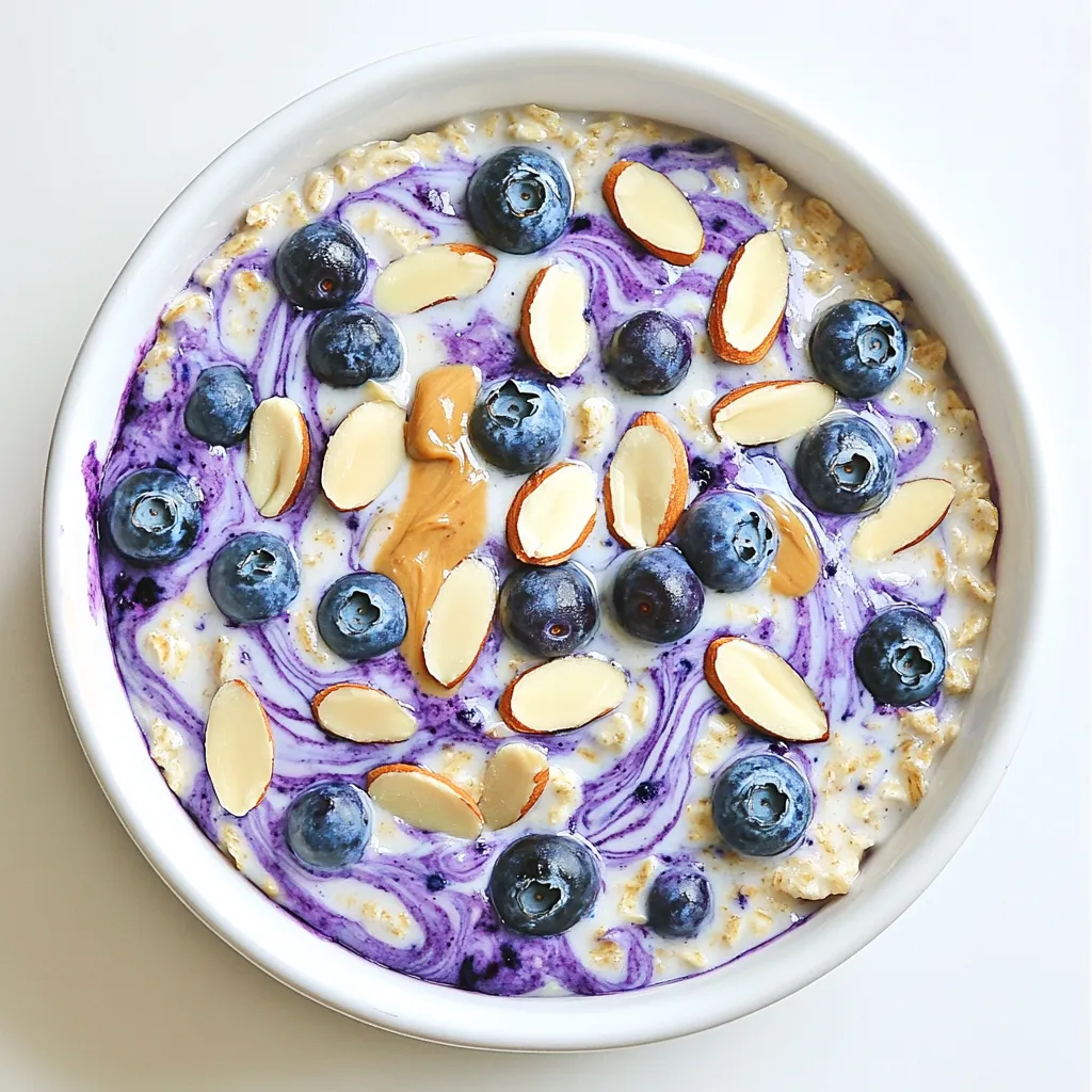 - 1 Tasse Haferflocken (großflockig) - 1 Tasse Mandelmilch (oder eine andere pflanzliche Milchalternative) - 1/2 Tasse griechischer Joghurt (oder eine milchfreie Alternative) Die Hauptzutaten sind der Schlüssel zu einem großartigen Geschmack. Haferflocken sind voll von Ballaststoffen. Sie halten uns lange satt. Mandelmilch gibt dem Gericht eine sanfte Süße. Griechischer Joghurt fügt Cremigkeit hinzu und macht es nahrhaft. - 1 Tasse frische Blaubeeren (plus extra zum Garnieren) - 1/4 Tasse Mandelbutter - 2 Esslöffel Ahornsirup (oder Honig) Zusätzliche Zutaten bringen mehr Geschmack. Frische Blaubeeren sind süß und lecker. Sie sind auch gesund und reich an Antioxidantien. Mandelbutter fügt einen nussigen Geschmack hinzu. Ahornsirup gibt eine feine Süße und ist ein toller natürlicher Süßstoff. - 1/2 Teelöffel Vanilleextrakt - 1 Esslöffel Chiasamen - Eine Prise Salz Gewürze und Extras machen das Gericht besonders. Vanilleextrakt verstärkt den Geschmack der Blaubeeren. Chiasamen sind eine tolle Quelle für Omega-3-Fettsäuren. Eine Prise Salz hebt die Aromen hervor und rundet den Geschmack ab. Zuerst nimmst du eine große Rührschüssel. Dort kommen die Haferflocken hinein. Füge die Mandelmilch hinzu, um die Haferflocken gut zu hydratisieren. Jetzt ist der griechische Joghurt dran. Dieser macht die Mischung cremig und lecker. Ein Spritzer Vanilleextrakt bringt einen feinen Geschmack. Jetzt rührst du alles gut durch. Achte darauf, dass sich die Zutaten gleichmäßig vermischen. Nun geben wir die Mandelbutter dazu. Diese sorgt für einen nussigen Geschmack und eine cremige Textur. Füge auch den Ahornsirup hinzu, um etwas Süße zu bekommen. Dann kommen die Chiasamen und eine Prise Salz dazu. Rühre alles erneut gut um. Jetzt ist es Zeit für die Blaubeeren. Hebe sie vorsichtig unter die Mischung, damit sie ganz bleiben. Teile die fertige Mischung gleichmäßig auf zwei Gläser oder Schalen auf. Decke die Gefäße gut ab. Stelle sie über Nacht in den Kühlschrank. So können die Haferflocken die Aromen aufnehmen. Am nächsten Tag rührst du die Mischung gut durch. Falls sie zu dick ist, gib einen Spritzer Mandelmilch hinzu. Garniere dein Gericht mit frischen Blaubeeren und geschmorten Mandeln. Jetzt ist dein Frühstück bereit! Um die perfekte Konsistenz der Blaubeer Mandel Übernacht Haferflocken zu erreichen, kannst du die Flüssigkeit anpassen. Möchtest du es dünnflüssiger? Füge einfach mehr Mandelmilch hinzu. Für eine dickere Variante lasse die Mischung länger im Kühlschrank. Die Wahl der Milch ist ebenfalls wichtig. Mandelmilch ist eine tolle Option, aber du kannst auch Hafermilch oder Sojamilch verwenden. Achte darauf, die Pflanzenmilch gut zu wählen, um den Geschmack zu verbessern. Wenn du die Aromen variieren möchtest, gibt es viele Möglichkeiten. Mandelbutter ist lecker, aber Erdnussbutter oder Cashewbutter sind auch großartige Alternativen. Süßungsmittel sind ebenfalls anpassbar. Du kannst Agavendicksaft, Honig oder Kokosblütenzucker verwenden. Experimentiere mit verschiedenen Süßungsmitteln, um deinen perfekten Geschmack zu finden. Die Kombinationen für Toppings sind endlos. Du kannst gehackte Nüsse, frische Früchte oder sogar Joghurt hinzufügen. Diese Toppings bringen zusätzlichen Geschmack und Textur. Du kannst die Haferflocken kalt oder warm genießen. Wenn du sie warm magst, wärme sie in der Mikrowelle für ein paar Sekunden auf. So hast du ein leckeres Frühstück, das dich den ganzen Tag über sättigt. {{image_4}} Du kannst die Blaubeeren durch Himbeeren oder Erdbeeren ersetzen. Diese Beeren geben einen tollen Geschmack. Wenn du einen süßeren Touch magst, füge Trockenfrüchte wie Rosinen oder Datteln hinzu. Diese bringen eine angenehme Süße und zusätzliche Nährstoffe. Probiere verschiedene Nussbutter, um neue Aromen zu entdecken. Erdnussbutter oder Cashewbutter sind großartige Alternativen. Nüsse wie Mandeln oder Walnüsse als Topping machen dein Frühstück noch besser. Sie geben Crunch und gesunde Fette. Du kannst glutenfreie Haferflocken verwenden, wenn du glutenfrei leben möchtest. Achte auf die richtige Marke, um sicher zu sein. Für die Milch gibt es viele Alternativen. Sojamilch oder Kokosmilch sind gute Optionen. Diese halten das Rezept lecker und nahrhaft. Die Blaubeer Mandel Übernacht Haferflocken halten sich bis zu 5 Tage im Kühlschrank. Lagern Sie sie in einem luftdichten Behälter. So bleiben sie frisch und lecker. Wenn Sie die Mischung länger aufbewahren möchten, können Sie die Haferflocken auch einfrieren. Füllen Sie die Mischung in gefrierfeste Behälter. Sie können sie bis zu 3 Monate einfrieren. Lassen Sie sie dann einfach im Kühlschrank auftauen. Um die Haferflocken zu erwärmen, verwenden Sie die Mikrowelle. Stellen Sie die Leistung auf mittel und erhitzen Sie sie 1 bis 2 Minuten lang. Überprüfen Sie die Temperatur. Wenn sie zu dick sind, fügen Sie einen Spritzer Mandelmilch hinzu. Sie können die Haferflocken auch auf dem Herd erwärmen. Geben Sie sie in einen kleinen Topf und erhitzen Sie sie bei niedriger Hitze. Rühren Sie häufig um, damit sie nicht anbrennen. Bereiten Sie die Haferflocken für die Woche vor. Teilen Sie die Mischung in Gläser oder kleine Schalen auf. So sind sie schnell und einfach griffbereit. Eine Portion reicht für ein Frühstück oder einen Snack. Wenn Sie mehr Variationen wünschen, können Sie verschiedene Früchte oder Nüsse hinzufügen. Lagern Sie die Portionen im Kühlschrank. So bleibt alles frisch und lecker. - Die Übernacht-Haferflocken sind im Kühlschrank bis zu 4 Tage haltbar. - Achte darauf, sie in einem gut verschlossenen Behälter zu lagern. - So bleiben sie frisch und lecker. - Ja, du kannst das Rezept leicht veganisieren. - Ersetze den griechischen Joghurt durch pflanzlichen Joghurt. - Verwende Mandelmilch oder eine andere pflanzliche Milchalternative. - Achte darauf, dass der Ahornsirup oder Honig vegan ist. - Haferflocken sind eine tolle Quelle für Ballaststoffe. - Sie helfen, den Blutzucker zu regulieren. - Sie fördern ein langanhaltendes Sättigungsgefühl. - Hafer enthält wichtige Vitamine und Mineralstoffe. - Diese Nährstoffe unterstützen die Gesundheit des Herzens. Diese Anleitung hilft dir, köstliche Übernacht-Haferflocken zu machen. Mit einfachen Hauptzutaten wie Haferflocken, Mandelmilch und Joghurt entsteht ein nahrhaftes Frühstück. Du kannst frische Blaubeeren, Mandelbutter und Gewürze hinzufügen, um den Geschmack zu verbessern. Experimentiere mit Variationen und anderen Zutaten für neue Aromen. Denke daran, die Mischung im Kühlschrank gut zu lagern. So bleibt alles frisch. Probier es aus und genieße ein gesundes Frühstück, das dir Energie gibt.