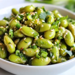 - 2 Tassen geschälte Edamame (frisch oder gefroren) - 2 Esslöffel Olivenöl - 4 Knoblauchzehen, fein gehackt - 1 Esslöffel frischer Ingwer, gerieben Die Hauptzutaten sind einfach zu finden. Edamame sind grüne Sojabohnen. Sie sind nahrhaft und lecker. Sie können frisches oder gefrorenes Edamame verwenden. Ich bevorzuge frisches Edamame, wenn es verfügbar ist. Das Olivenöl gibt Geschmack und hilft beim Anbraten. Knoblauch und Ingwer bringen einen starken, aromatischen Geschmack. Sie sind die Stars in diesem Rezept. - 2 Esslöffel Sojasauce - 1 Esslöffel Honig oder Ahornsirup - 1 Teelöffel Sesamöl - 1/2 Teelöffel rote Pfefferflocken (nach Geschmack anpassen) Die Gewürze sind wichtig für das Aroma. Sojasauce gibt einen salzigen, umami Geschmack. Honig oder Ahornsirup sorgt für eine süße Note. Sesamöl hat ein nussiges Aroma, das perfekt passt. Rote Pfefferflocken bringen etwas Schärfe. Sie können die Menge nach Ihrem Geschmack anpassen. - 1 Esslöffel Sesamsamen (zum Garnieren) - Frischer Koriander oder Frühlingszwiebeln, gehackt (zum Garnieren) Die Garnierungen sind das i-Tüpfelchen. Sesamsamen fügen Crunch und Geschmack hinzu. Koriander oder Frühlingszwiebeln bringen Frische. Sie sehen auch toll aus! Mit diesen Garnierungen wirkt das Gericht noch schmackhafter und einladender. {{ingredient_image_2}} Edamame kann frisch oder gefroren sein. Frisches Edamame hat einen süßeren Geschmack. Für gefrorenes Edamame, kochen Sie es gemäß den Packungsanweisungen. Meist sind es nur wenige Minuten. Sobald es zart ist, lassen Sie es abtropfen. Stellen Sie das Edamame beiseite, während Sie die anderen Zutaten vorbereiten. Dies ist ein schneller Schritt, der Ihnen viel Zeit spart. Heizen Sie eine große Pfanne auf mittlerer Hitze. Geben Sie das Olivenöl hinein und warten Sie einen Moment. Fügen Sie dann die gehackten Knoblauchzehen und den geriebenen Ingwer hinzu. Braten Sie diese Mischung für 1-2 Minuten an. Achten Sie darauf, dass der Knoblauch nicht anbrennt. Geben Sie ihm genug Zeit, um seinen vollen Geschmack zu entfalten. Wenn der Duft aufsteigt, wissen Sie, dass es Zeit ist, das Edamame hinzuzufügen. Geben Sie das gekochte Edamame in die Pfanne. Verwenden Sie einen Spatel, um alles gut umzuwenden. Es sollte gleichmäßig mit der Knoblauch- und Ingwer-Mischung überzogen sein. Fügen Sie die Sojasauce, den Honig und das Sesamöl hinzu. Rühren Sie alles gut um. Kochen Sie die Mischung für weitere 2-3 Minuten. Achten Sie darauf, dass alles heiß und gut vermischt ist. An dieser Stelle können Sie die roten Pfefferflocken nach Ihrem Geschmack hinzufügen. Bevor Sie servieren, streuen Sie die Sesamsamen darüber und garnieren Sie das Gericht. Knoblauch kann schnell anbrennen. Achte darauf, dass du ihn bei mittlerer Hitze anbrätst. Wenn er zu heiß wird, wird der Geschmack bitter. Rühre den Knoblauch oft um. So bleibt er gleichmäßig goldbraun und duftet köstlich. Die richtige Hitze ist wichtig für das Gericht. Zu hohe Hitze kann die Zutaten verbrennen. Beginne mit mittlerer Hitze, wenn du das Olivenöl erhitzt. Du wirst merken, dass der Knoblauch und der Ingwer beginnen zu duften. Dann kannst du das Edamame hinzufügen. So bleiben alle Aromen frisch. Präsentiere die Edamame in einer schönen Schüssel. Träufle etwas zusätzliches Sesamöl darüber, um Glanz zu geben. Bestreue die Edamame mit Sesamsamen und frischen Kräutern. Das sieht toll aus und macht das Essen noch appetitlicher. Pro Tipps Frische Edamame verwenden: Wenn möglich, verwenden Sie frische Edamame, da sie einen intensiveren Geschmack und eine bessere Textur bieten als gefrorene. Variieren Sie die Gewürze: Passen Sie die Menge der roten Pfefferflocken nach Ihrem Geschmack an, um die Schärfe zu erhöhen oder zu reduzieren. Für ein nussiges Aroma: Röstet die Sesamsamen vor dem Bestreuen, um ihren Geschmack zu intensivieren. Ein zusätzliches Aroma hinzufügen: Experimentieren Sie mit einem Spritzer Limettensaft kurz vor dem Servieren für eine erfrischende Note. {{image_4}} Um dieses Gericht vegan zu machen, tauschen Sie den Honig gegen Ahornsirup aus. Ahornsirup bietet die gleiche Süße und sorgt für einen tollen Geschmack. Dies ist eine einfache Anpassung, die jedem schmeckt. Verwenden Sie einfach die gleiche Menge Ahornsirup. Die Konsistenz bleibt gleich, und es wird niemanden enttäuschen. Sie können die Gewürze nach Ihrem Geschmack anpassen. Fügen Sie zum Beispiel etwas Kreuzkümmel für ein warmes Aroma hinzu. Oder probieren Sie geräucherten Paprika für einen tiefen Geschmack. Ein Spritzer Limettensaft bringt Frische. Experimentieren Sie mit verschiedenen Kombinationen, um neue Geschmäcker zu entdecken. Seien Sie kreativ und finden Sie Ihre Lieblingsmischung. Um das Gericht nahrhafter zu machen, können Sie Tofu oder Hühnchen hinzufügen. Braten Sie den Tofu goldbraun an, bevor Sie ihn hinzufügen. Für Hühnchen, kochen Sie kleine Stücke in der Pfanne. Mischen Sie dann alles mit den Edamame. So wird das Gericht zu einer kompletten Mahlzeit. Es ist eine tolle Möglichkeit, mehr Eiweiß zu integrieren. Um frische Ginger Garlic Edamame richtig zu lagern, lege sie in einen luftdichten Behälter. Stelle sicher, dass der Behälter sauber ist. Du kannst die Edamame bis zu drei Tage im Kühlschrank aufbewahren. Achte darauf, sie gut abzudecken. So bleiben sie frisch und schmackhaft. Wenn du Reste von gefrorenen Edamame hast, lass sie zuerst abkühlen. Danach packe sie in einen gefrierfesten Beutel. Drücke die Luft heraus, bevor du den Beutel schließt. So bleiben sie bis zu drei Monate haltbar. Wenn du sie wieder verwenden möchtest, tau sie einfach im Kühlschrank auf oder koche sie direkt. Die beste Zeit, um Ginger Garlic Edamame zu essen, ist innerhalb von drei Tagen nach der Zubereitung. Nach dieser Zeit verlieren sie etwas an Geschmack. Bei gefrorenen Edamame ist es ideal, sie innerhalb von drei Monaten zu essen. So kannst du den besten Geschmack genießen. Die Zubereitung von Ginger Garlic Edamame dauert insgesamt 15 Minuten. Die Vorbereitungszeit beträgt etwa 10 Minuten. Das ist schnell und einfach. Diese Zeit reicht aus, um alle Zutaten vorzubereiten und zu kochen. Ja, gefrorenes Edamame ist perfekt für dieses Rezept. Wenn Sie gefrorenes Edamame verwenden, kochen Sie es gemäß den Anweisungen auf der Verpackung. Das Edamame wird dann weich und bereit, um es mit Knoblauch und Ingwer zu vermischen. Achten Sie darauf, es nach dem Kochen gut abtropfen zu lassen, bevor Sie es in die Pfanne geben. Ginger Garlic Edamame passt gut zu vielen Gerichten. Servieren Sie es als Beilage zu Reis oder Quinoa. Auch gegrilltes Gemüse ist eine tolle Wahl. Wenn Sie etwas Herzhaftes möchten, probieren Sie es mit Tofu oder Hühnchen. Garnieren Sie das Gericht mit Koriander oder Frühlingszwiebeln für mehr Geschmack. Ginger Garlic Edamame ist einfach und lecker. Wir haben die Hauptzutaten wie Edamame, Olivenöl, Knoblauch und Ingwer behandelt. Außerdem haben wir die besten Gewürze und Saucen wie Sojasauce und Honig besprochen. Die step-by-step Anleitung hilft dir beim Anbraten und Mischen. Vergiss nicht, einige Tipps zum Vermeiden von Fehlern zu nutzen. Du kannst deine eigene Note hinzufügen, indem du Variationen ausprobierst. Achte auf die Lagerung, um Frische zu gewährleisten. Probier es aus und genieße das Rezept!