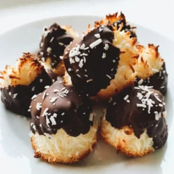 Um köstliche Schokoladen-Kokos-Macaroons zu machen, benötigst du folgende Zutaten: - 2 ½ Tassen ungesüßte Kokosraspel - 1 Tasse gesüßte Kondensmilch - 1 Teelöffel Vanilleextrakt - ½ Teelöffel Mandelessenz - 1 Tasse halb-süße Schokoladenstückchen - ¼ Teelöffel Meersalz - 2 große Eiweiße - 1 Esslöffel Kokosöl (zum Schmelzen der Schokolade) Diese Zutaten sind die Basis für die Macaroons. Die Kokosraspel geben den Macaroons ihren typischen Geschmack und die Textur. Die gesüßte Kondensmilch sorgt für Süße und hilft beim Zusammenhalt der Masse. Einige Zutaten haben besondere Aufgaben: - Kokosraspel: Sie bringen den tropischen Geschmack und die Struktur. - Gesüßte Kondensmilch: Sie ist der Hauptsüßstoff und macht die Macaroons weich. - Eiweiße: Sie sorgen für die luftige Konsistenz. Wenn du sie steif schlägst, geben sie den Macaroons Volumen. - Schokoladenstückchen: Sie fügen einen reichen Geschmack hinzu, der perfekt mit Kokos harmoniert. - Mandelessenz: Sie bringt einen feinen, nussigen Geschmack. Diese Zutaten wirken zusammen und geben den Macaroons einen einzigartigen Charakter. Wenn du eine vegane oder allergikerfreundliche Variante ausprobieren möchtest, gibt es Alternativen: - Kondensmilch: Verwende eine pflanzliche Kondensmilch auf Kokos- oder Mandelbasis. - Eiweiße: Du kannst eine Mischung aus Wasser und Chiasamen oder Leinsamen verwenden. Diese wirken als Bindemittel. - Schokolade: Achte darauf, dass die Schokoladenstückchen vegan sind. Es gibt viele gute Marken auf dem Markt. Mit diesen Anpassungen kannst du leckere Macaroons genießen, die für alle geeignet sind. {{ingredient_image_2}} Heize zuerst deinen Ofen auf 160°C vor. Lege ein Backblech mit Backpapier aus. Das verhindert, dass die Macaroons kleben bleiben. Nimm eine große Schüssel. Füge die Kokosraspel, gesüßte Kondensmilch, Vanilleextrakt, Mandelessenz und Meersalz hinzu. Rühre gut um, bis alles gut vermischt ist. Diese Mischung bildet die Basis für deine Macaroons. In einer anderen Schüssel schlage die Eiweiße mit einem Handmixer steif. Schlage, bis sich feste Spitzen bilden. Das macht die Macaroons leicht und luftig. Hebe die steifen Eiweiße vorsichtig unter die Kokosmischung. Achte darauf, die Luftigkeit nicht zu verlieren. Verwende einen Esslöffel oder Keksausstecher, um kleine Hügel zu formen. Setze sie gleichmäßig auf das Backblech. Lass genug Platz zwischen den Macaroons, da sie sich beim Backen ausbreiten. Backe sie für 20-25 Minuten. Sie sind fertig, wenn die Oberseite goldbraun ist. Lass sie auf dem Blech abkühlen. Während die Macaroons abkühlen, schmelze die Schokoladenstückchen mit dem Kokosöl. Nutze eine mikrowellengeeignete Schüssel. Schmelze in 30-Sekunden-Intervallen und rühre zwischendurch. Nach dem Abkühlen tauche die Unterseite jeder Macaroon in die Schokolade. Oder träufle die Schokolade dekorativ über die Oberseite. Lass die Schokolade fest werden. Um die beste Konsistenz für deine Schokoladen-Kokos-Macaroons zu erreichen, achte auf diese Punkte: - Nutze frische, ungesüßte Kokosraspel. Sie geben den Macaroons mehr Textur. - Schlage die Eiweiße richtig steif. So bleiben die Macaroons leicht und luftig. - Mische die Kokosmasse vorsichtig mit den Eiweißen. Achte darauf, die Luftigkeit nicht zu verlieren. Ein paar häufige Fehler können die Macaroons ruinieren. Hier sind Tipps, um das zu vermeiden: - Vermeide zu viel Mischen. Das kann die Luftigkeit der Eiweiße zerstören. - Lass genug Platz zwischen den Macaroons auf dem Blech. Sie breiten sich beim Backen aus. - Backe sie nicht zu lange. Die Oberseite sollte goldbraun sein, aber nicht zu dunkel. Die Lagerung der Macaroons ist wichtig für ihren Geschmack: - Lass die Macaroons vollständig abkühlen, bevor du sie lagerst. - Bewahre sie in einem luftdichten Behälter auf. So bleiben sie frisch. - Du kannst sie auch im Kühlschrank aufbewahren. Das hilft, die Schokolade fest zu halten. Pro Tipps Die richtige Kokosraspel wählen: Verwenden Sie ungesüßte Kokosraspel für einen intensiveren Geschmack und eine bessere Textur der Macaroons. Eiweiße richtig schlagen: Achten Sie darauf, die Eiweiße in einer fettfreien Schüssel zu schlagen, damit sie beim Schlagen besser aufgehen. Schokoladendekoration: Experimentieren Sie mit verschiedenen Schokoladensorten, wie Zartbitter oder weißer Schokolade, um verschiedene Geschmacksrichtungen zu erzielen. Aufbewahrungstipps: Bewahren Sie die Macaroons in einem luftdichten Behälter auf, um ihre Frische zu erhalten, und genießen Sie sie innerhalb einer Woche. {{image_4}} Wenn Sie etwas Neues ausprobieren möchten, fügen Sie Aromen hinzu. Einige gute Optionen sind: - Zimt: Ein Teelöffel Zimt gibt den Macaroons eine warme Note. - Kaffee: Ein Esslöffel Instantkaffee verstärkt den Schokoladengeschmack. - Zitrusfrüchte: Ein Spritzer Zitronen- oder Orangenschale bringt Frische. Diese Aromen machen die Macaroons noch interessanter und leckerer. Sie können die Macaroons auch mit anderen Zutaten kombinieren. Hier sind einige Ideen: - Nüsse: Fügen Sie gehackte Mandeln oder Walnüsse hinzu für mehr Crunch. - Trockenfrüchte: Rosinen oder getrocknete Cranberries bringen Süße und Textur. - Kokosmilch: Ersetzen Sie einen Teil der Kondensmilch durch Kokosmilch für einen stärkeren Kokosgeschmack. Diese Kombinationen machen die Macaroons einzigartig und lecker. Nicht jeder mag Schokolade. Hier sind einige Alternativen: - Weiße Schokolade: Diese ist süßer und passt gut zu Kokos. - Zartbitter-Schokolade: Sie hat einen intensiveren Geschmack und ist weniger süß. - Karamell: Verwenden Sie Karamellsauce zum Dippen oder Träufeln. Diese Alternativen bieten neue Geschmackserlebnisse und sind eine tolle Abwechslung. Um die Schokoladen-Kokos-Macaroons frisch zu halten, lagere sie in einem luftdichten Behälter. Dies verhindert, dass sie trocken werden oder ihren Geschmack verlieren. Stelle den Behälter an einen kühlen, dunklen Ort. So bleiben die Macaroons saftig und lecker. Die Macaroons halten sich bei richtiger Lagerung etwa eine Woche. Wenn du sie im Kühlschrank aufbewahrst, können sie bis zu zwei Wochen frisch bleiben. Achte darauf, den Behälter gut zu verschließen, um die Frische zu bewahren. Du kannst die Macaroons auch einfrieren, um ihre Haltbarkeit zu verlängern. Lege sie einfach in einen gefriergeeigneten Behälter oder einen Gefrierbeutel. Achte darauf, die Luft gut herauszudrücken. So bleiben sie bis zu drei Monate haltbar. Zum Auftauen lege sie einfach für ein paar Stunden bei Raumtemperatur auf einen Teller. Schokoladen-Kokos-Macaroons halten sich gut. Bei richtiger Lagerung sind sie etwa eine Woche frisch. Bewahren Sie die Macaroons in einem luftdichten Behälter auf. So bleiben sie weich und lecker. Wenn Sie sie länger aufbewahren möchten, können Sie sie auch einfrieren. Im Gefrierfach bleiben sie bis zu drei Monate gut. Ja, Sie können Schokoladen-Kokos-Macaroons ohne Eier machen. Verwenden Sie stattdessen einen Ei-Ersatz. Apfelmus oder Bananenpüree sind gute Optionen. Diese Zutaten helfen, die Macaroons zusammenzuhalten. Die Textur wird etwas anders, aber sie sind immer noch lecker. Schokoladen-Kokos-Macaroons sind von Natur aus glutenfrei. Achten Sie darauf, dass die verwendete Schokolade glutenfrei ist. Damit haben Sie eine tolle glutenfreie Leckerei. Prüfen Sie die Zutatenliste auf Ihrer Schokolade. So vermeiden Sie Gluten und können die Macaroons genießen. Servieren Sie die Macaroons auf einem dekorativen Teller. Bestreuen Sie sie mit Kokosraspeln oder Kakaopulver. Das macht sie noch ansprechender. Sie können sie auch mit frischen Erdbeeren oder einer Schokoladensauce kombinieren. Diese Kombination sieht toll aus und schmeckt fantastisch. Schokoladen-Kokos-Macaroons sind lecker und leicht zu machen. Wir haben die Hauptzutaten und Optionen für Allergiker besprochen. Die Schritt-für-Schritt-Anleitung hilft dir beim Backen. Du hast nun Tipps für die perfekte Konsistenz und Lagerung. Denke an Variationen für mehr Geschmack. Halte deine Macaroons frisch und genieße sie lange. Diese einfachen Schritte machen das Backen zum Vergnügen. Viel Spaß beim Ausprobieren!